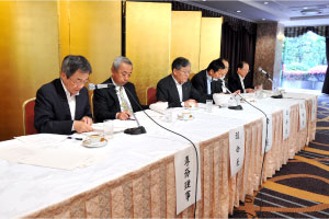 日高専務理事によりの議案説明